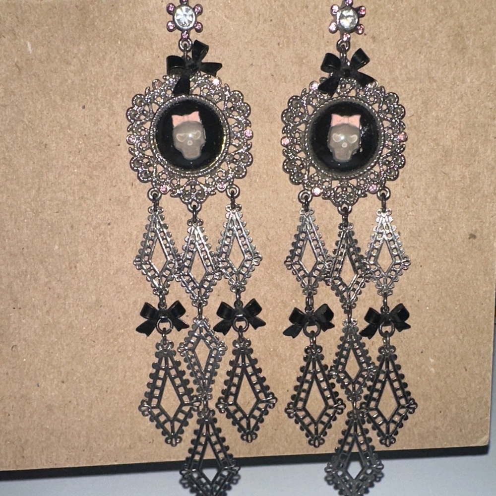 Betsey Johnson Skull Cameo Chandelier Earrings - Picture 5 of 6